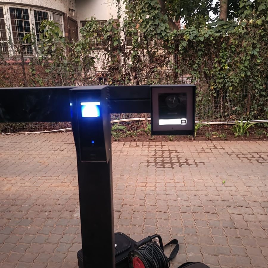 Access control bollard with number plate recognition